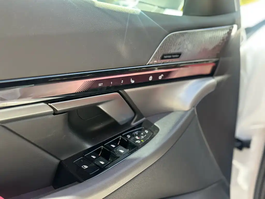 BMW 5 Series 2025 — фото 14
