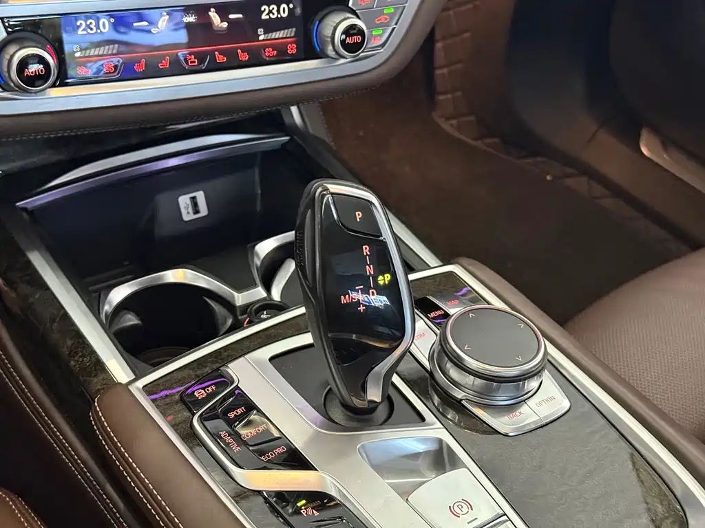 BMW 7 Series 2016 — фото 9