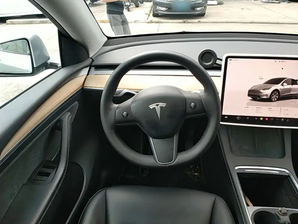 Tesla Model Y 2022 — фото 11