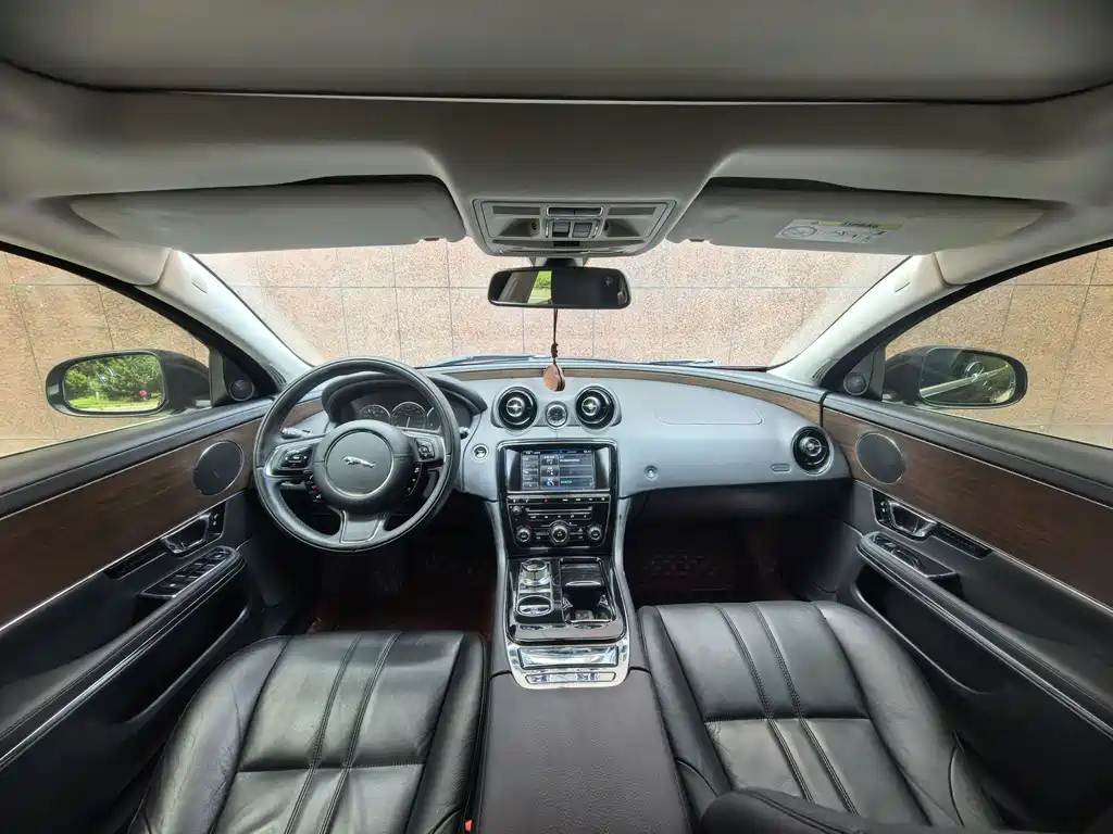 Jaguar XJ 2015 — фото 15