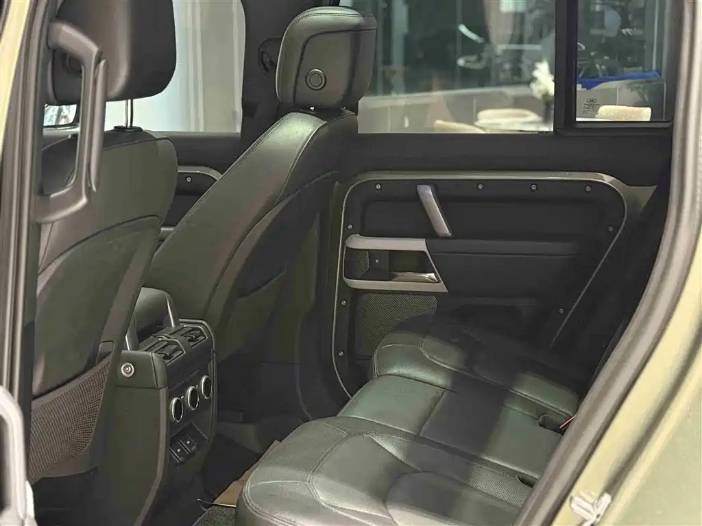 Land Rover Defender 2023 — фото 15