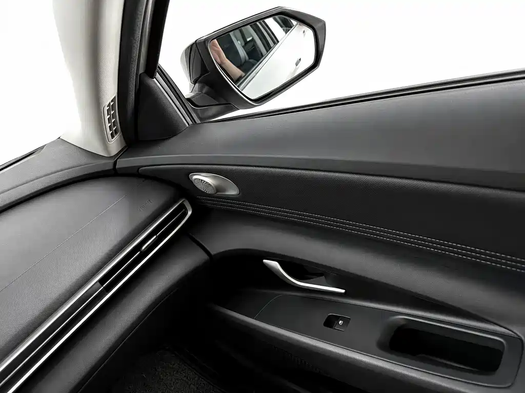 Hyundai Elantra 2023 — фото 12