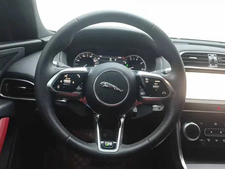 Jaguar XEL 2020 — фото 15