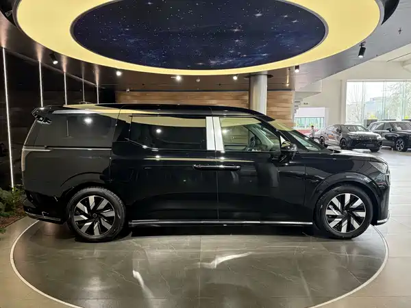 Volvo EM90 2025