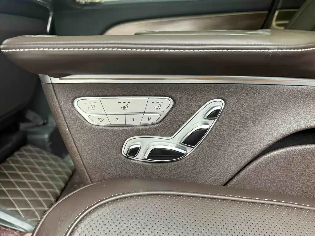 Mercedes-Benz V-Class 2023 — фото 13