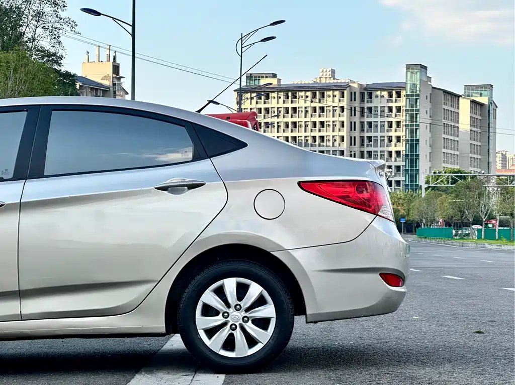 Hyundai Accent 2012 — фото 9