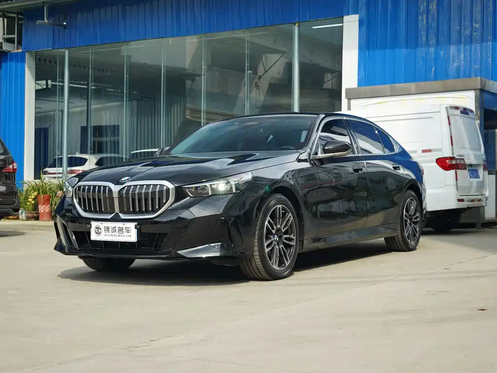BMW 5 Series 2026 — фото 1