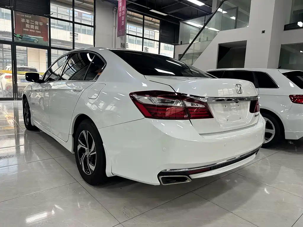 Honda Accord 2018 — фото 10