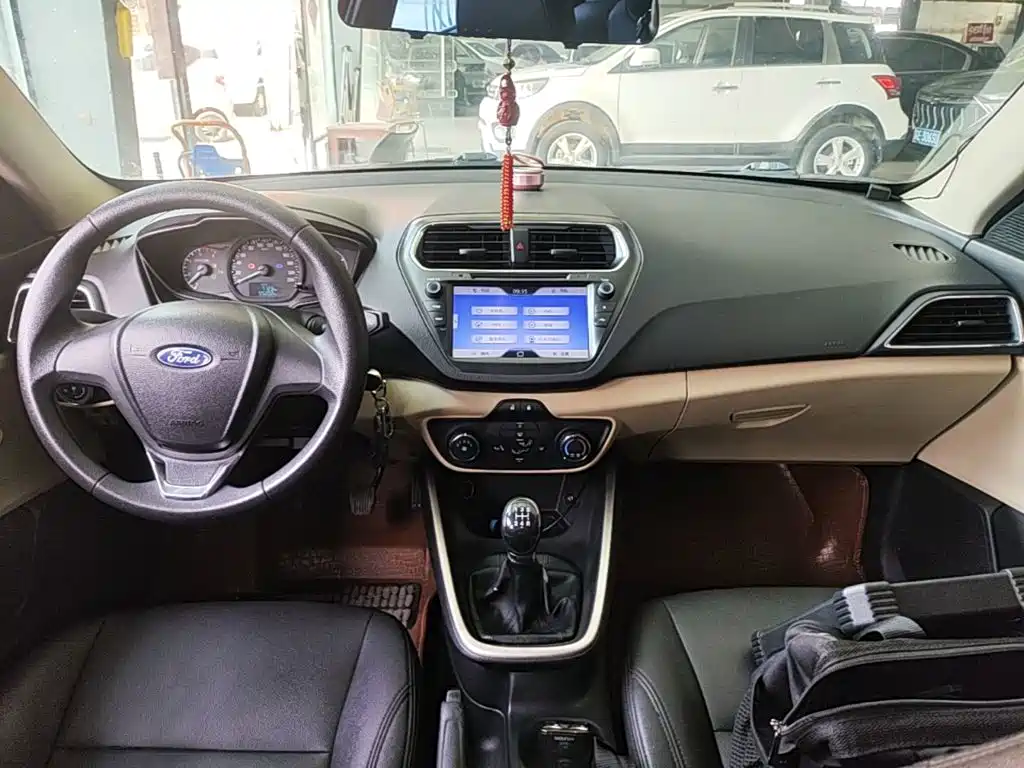 Ford Escort 2016 — фото 10