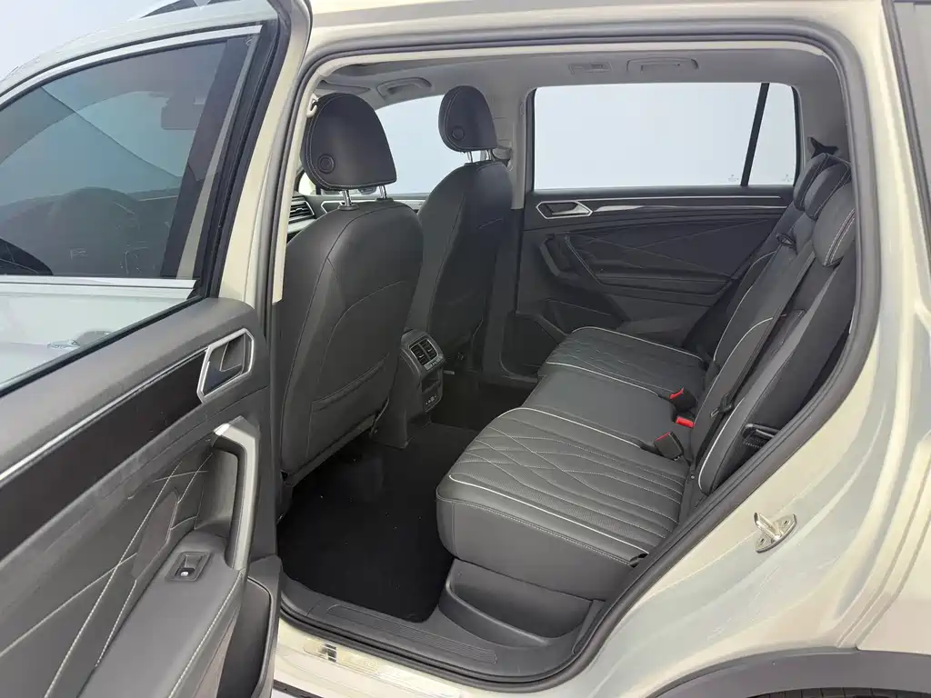 Volkswagen Tiguan L 2023 — фото 18