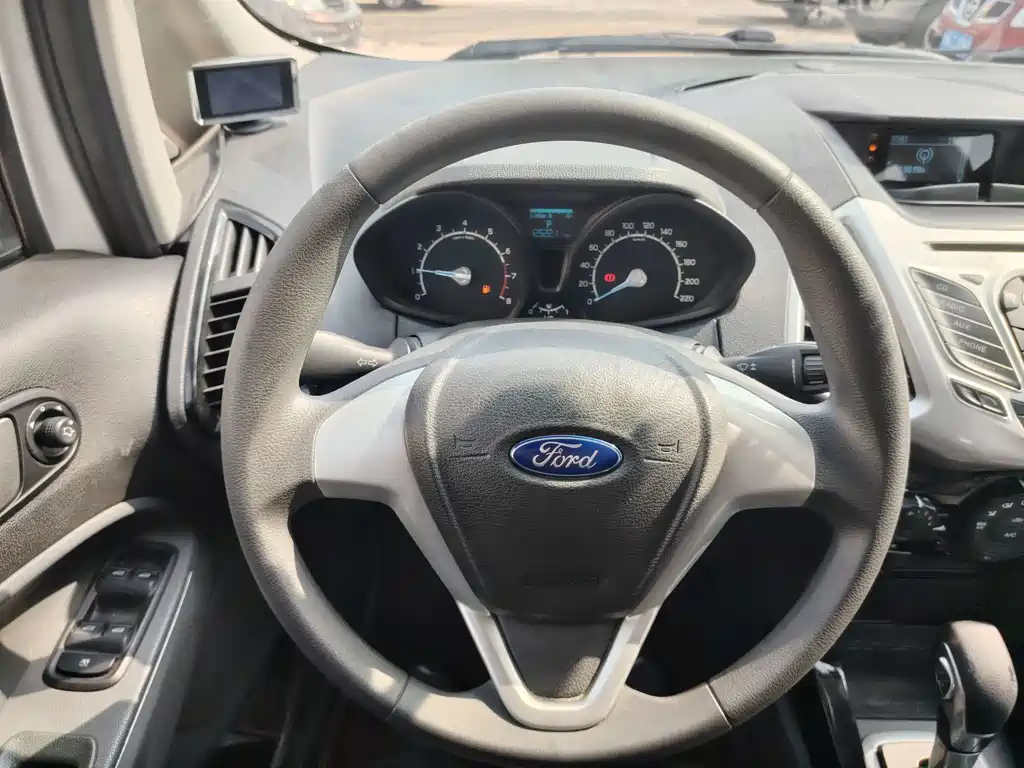 Ford Ecosport 2015 — фото 20