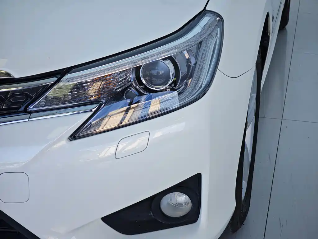 Toyota Reiz 2015 — фото 12