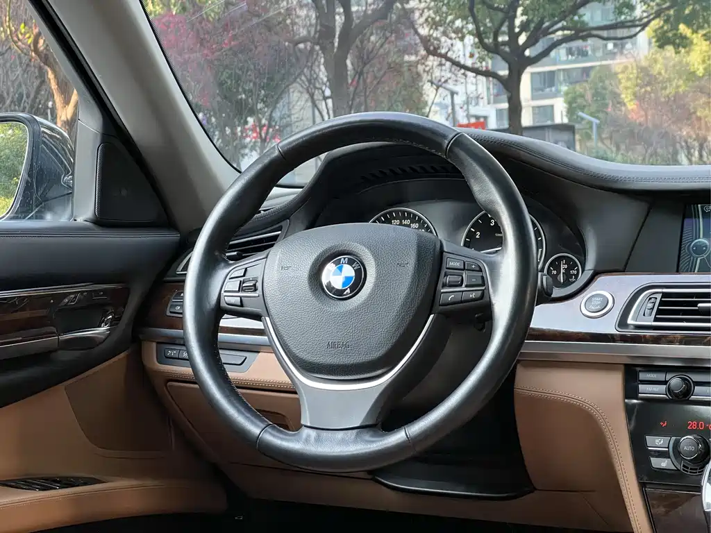 BMW 7 Series 2012 — фото 16