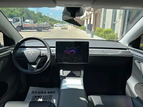 Tesla Model Y 2025