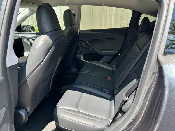 Tesla Model Y 2025