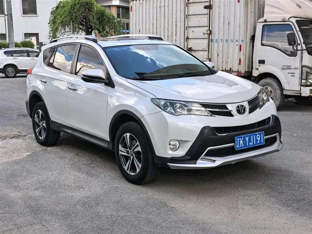 Toyota RAV4 2015 — фото 3
