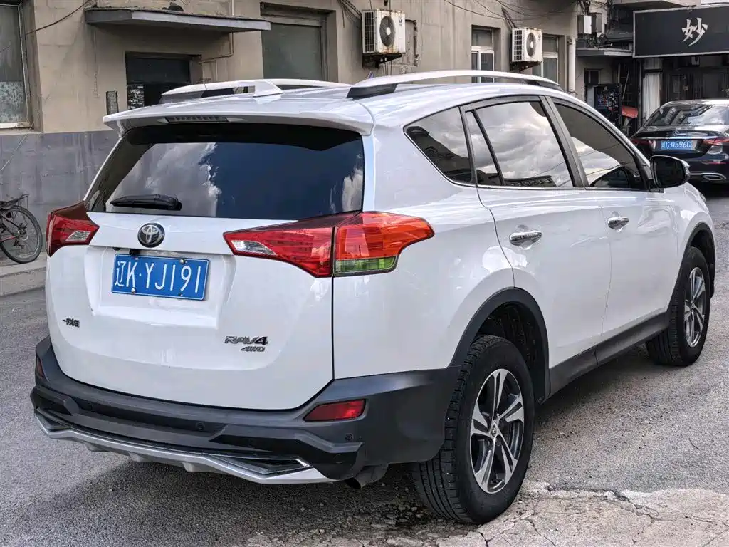 Toyota RAV4 2015 — фото 5
