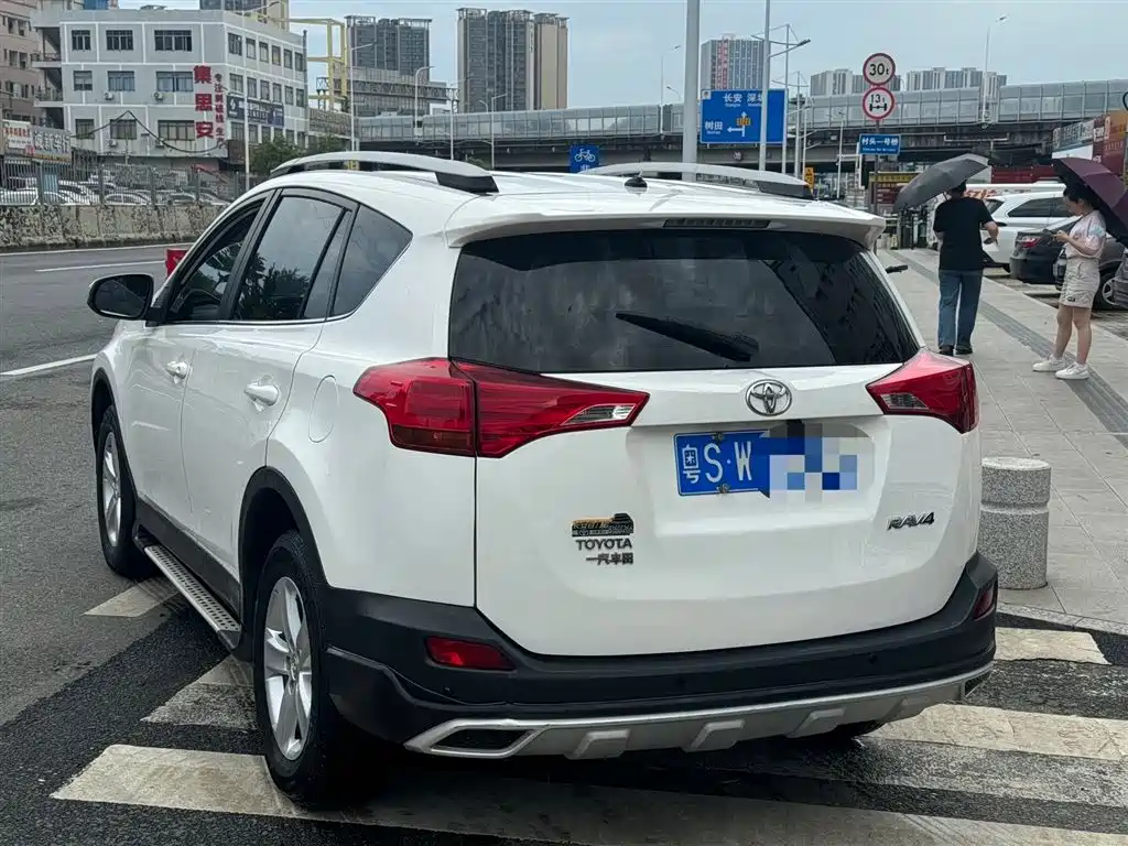 Toyota RAV4 2015 — фото 3