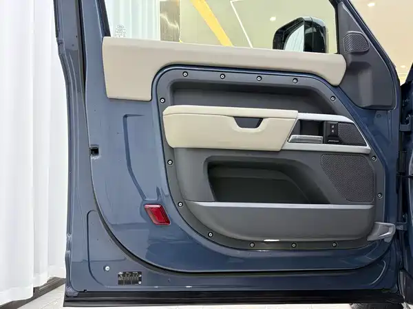 Land Rover Defender 2024