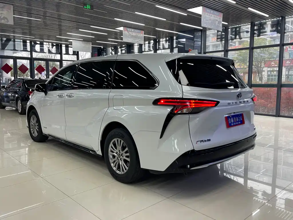Toyota Sienna 2022 — фото 17