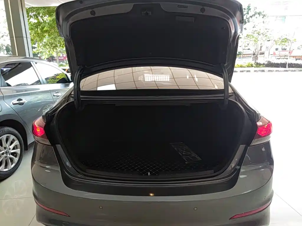 Hyundai Elantra 2019 — фото 19