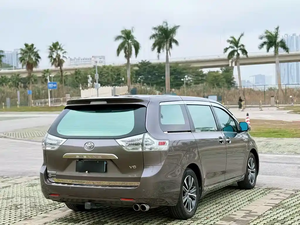 Toyota Sienna 2015 — фото 6