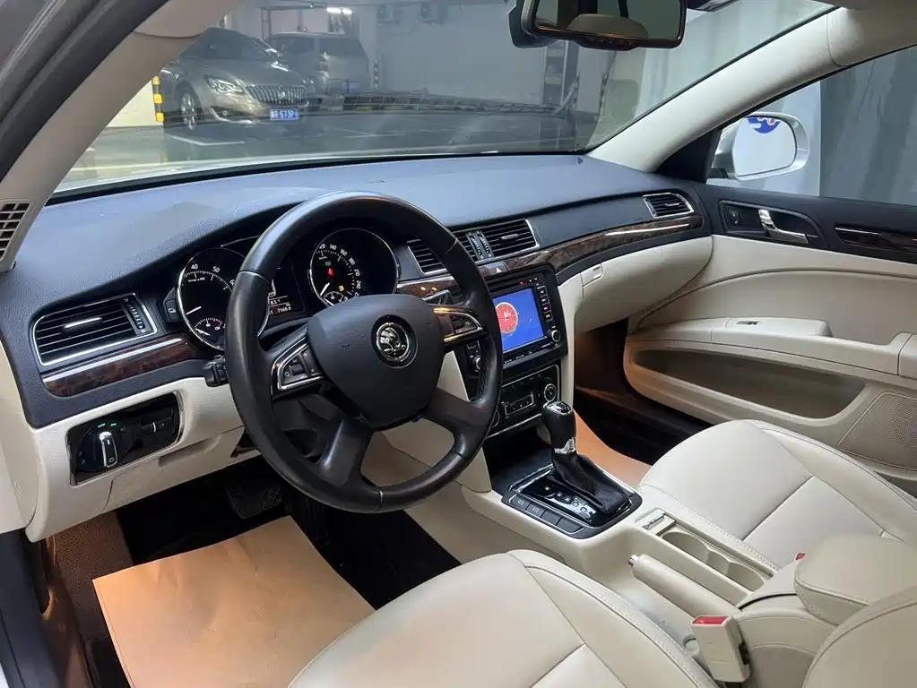 Skoda Superb 2015 — фото 12