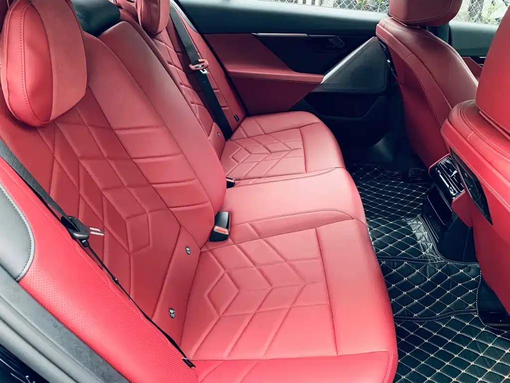 BMW 5 Series 2025 — фото 12
