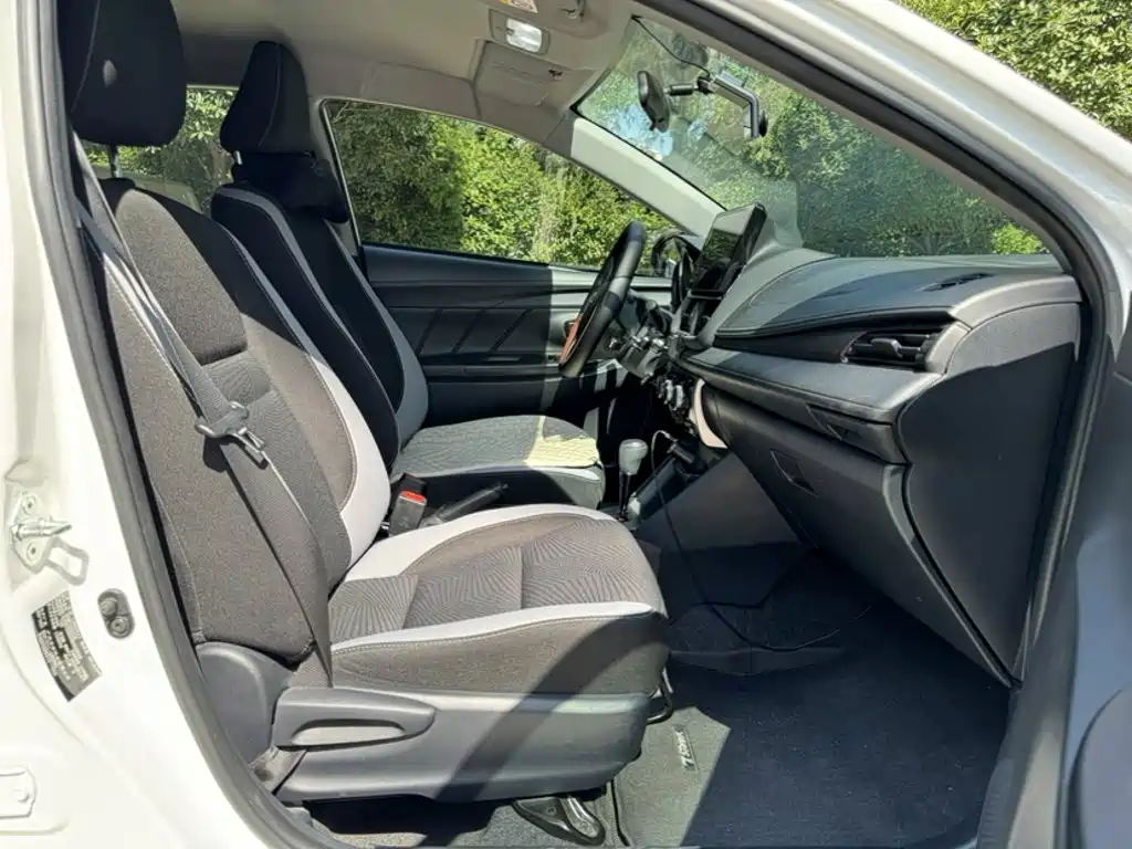 Toyota Yaris L 2022 — фото 16