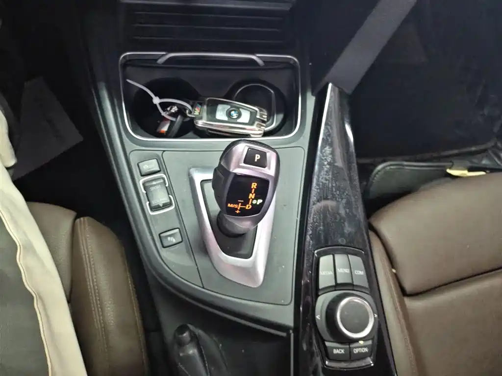 BMW 3 Series 2018 — фото 10