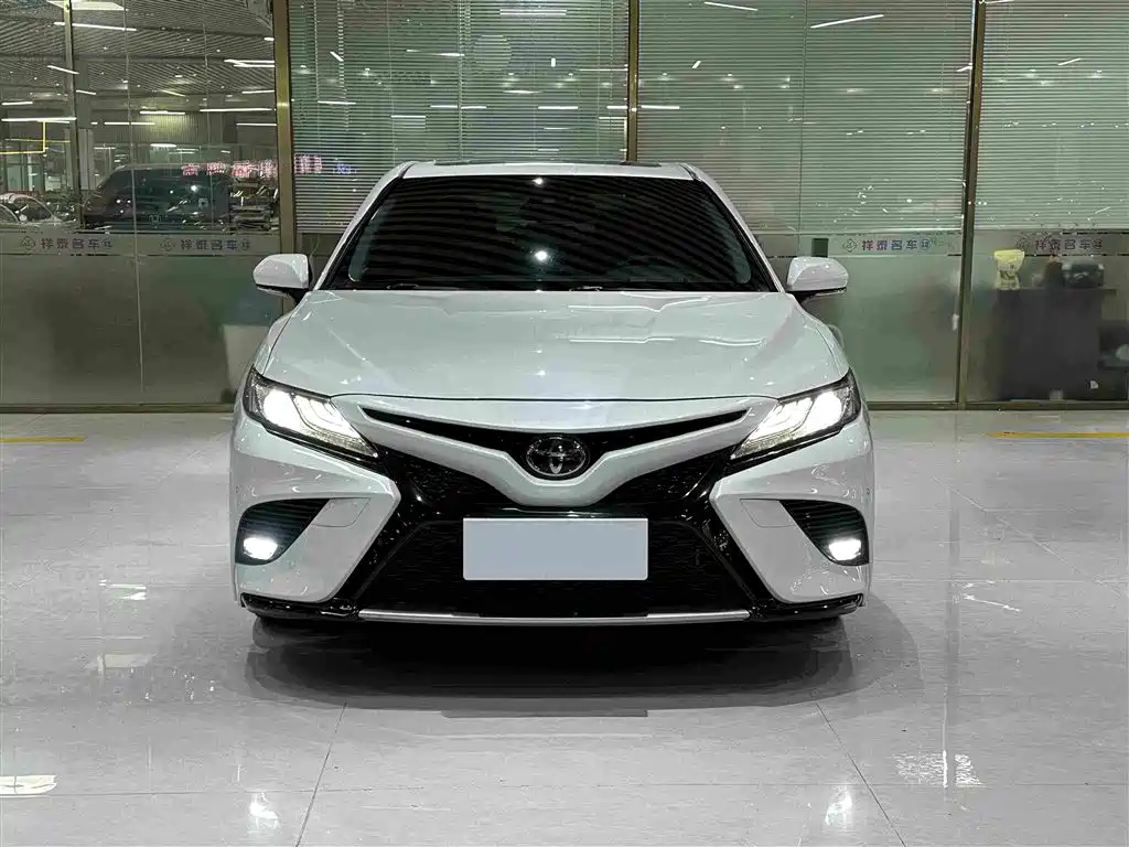 Toyota Camry 2021 — фото 2