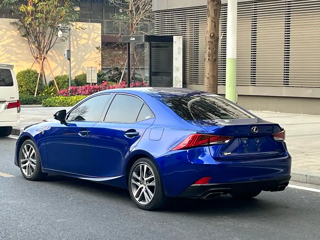 Lexus IS 2018 — фото 4