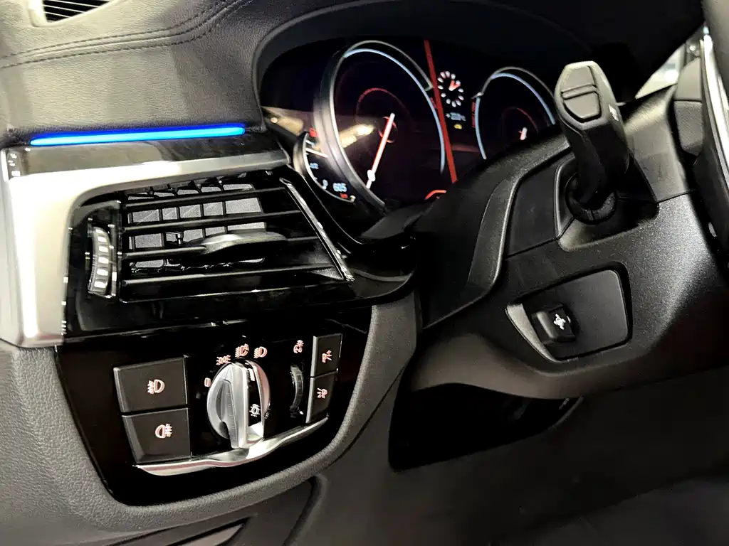 BMW 5 Series 2018 — фото 18