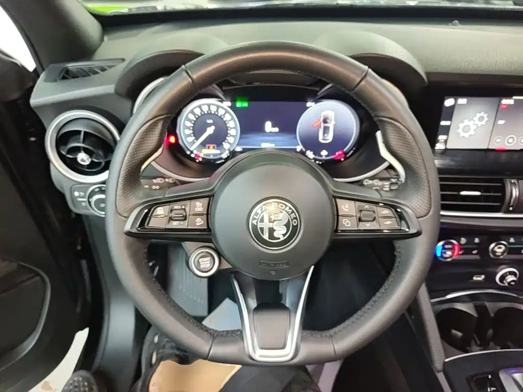 Alfa Romeo Stelvio 2025 — фото 11