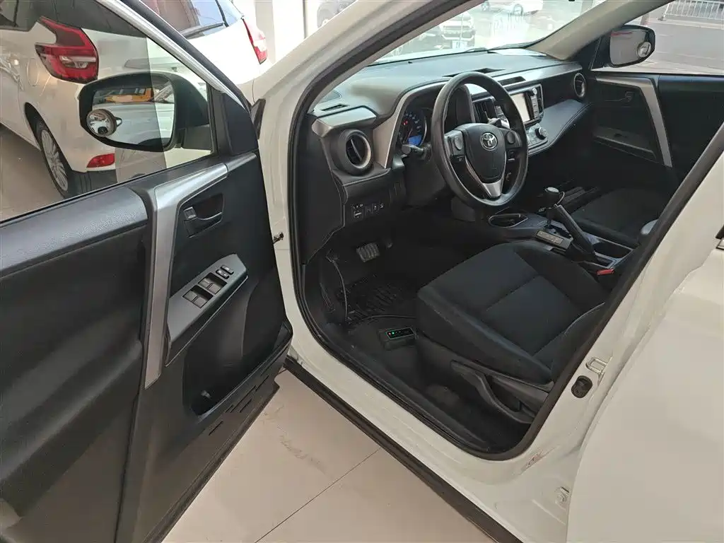 Toyota RAV4 2018 — фото 15