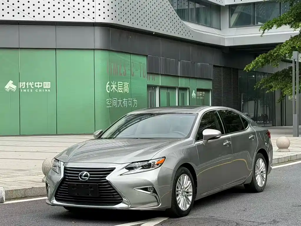 Lexus ES 2017 — фото 1