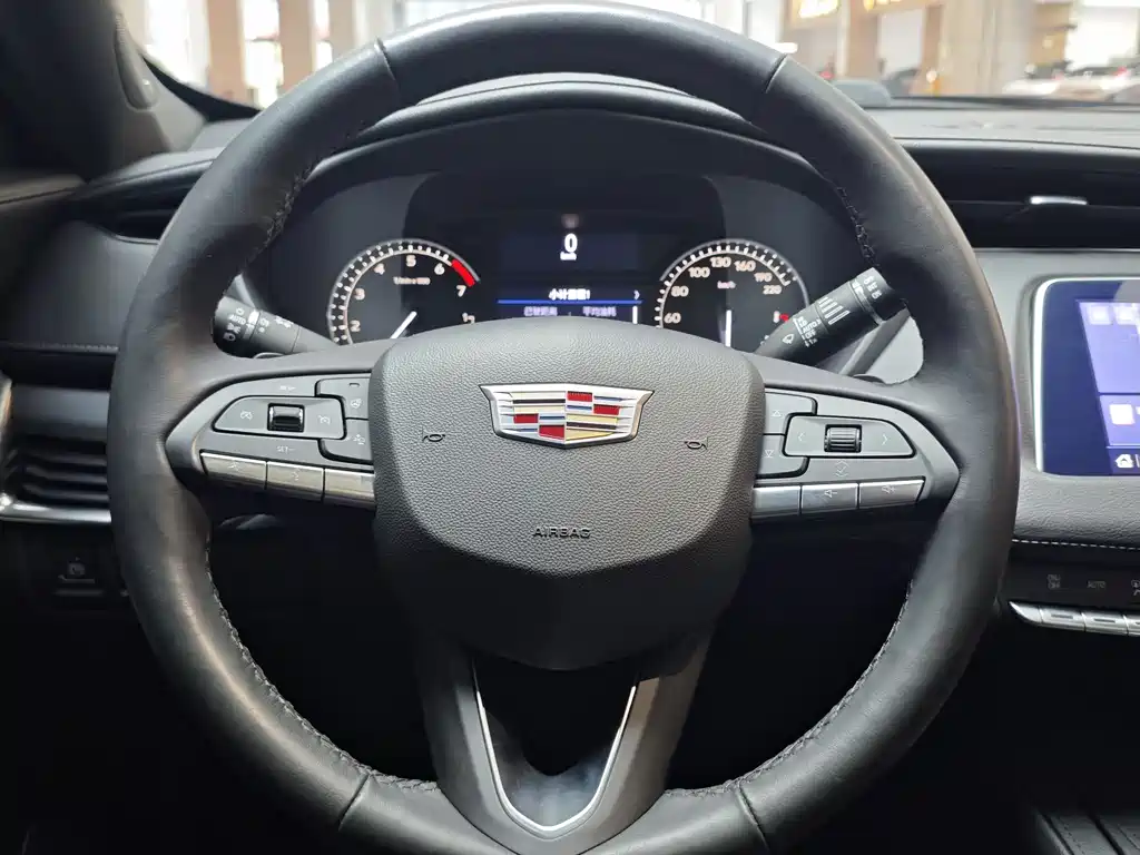 Cadillac XT4 2022 — фото 16