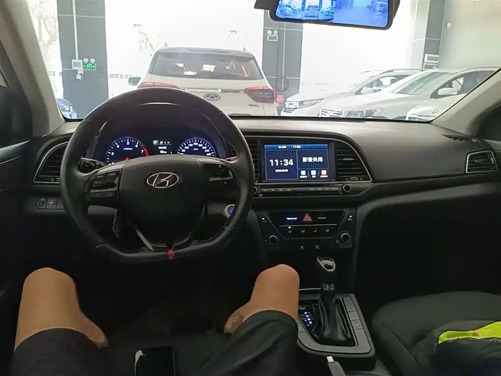Hyundai Elantra 2018 — фото 10