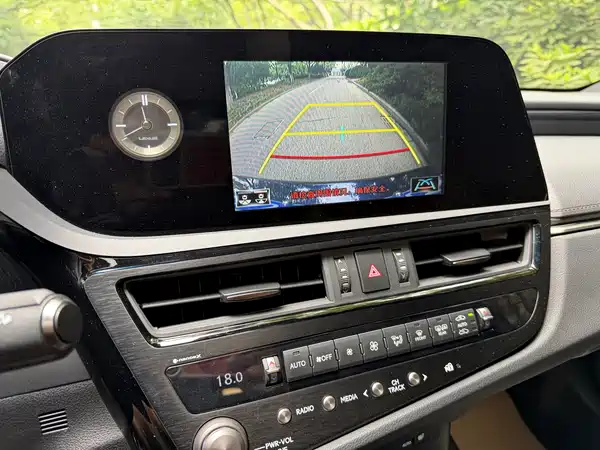 Lexus ES 2022