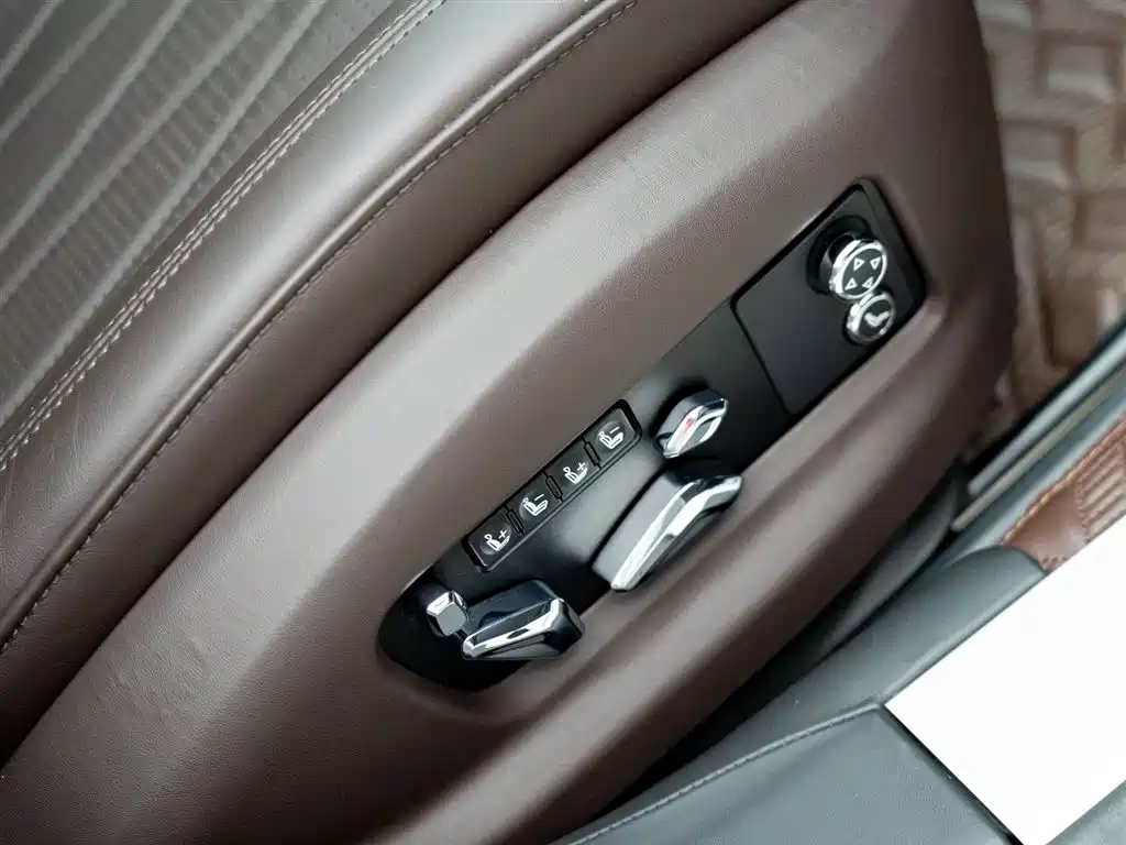 Bentley Flying Spur 2023 — фото 19