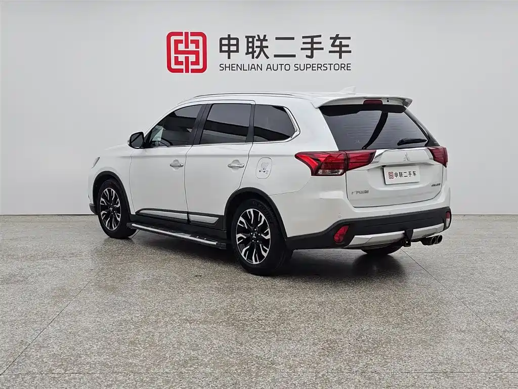 Mitsubishi Outlander 2019 — фото 2