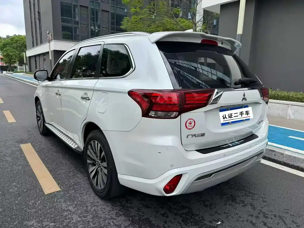 Mitsubishi Outlander 2021 — фото 9