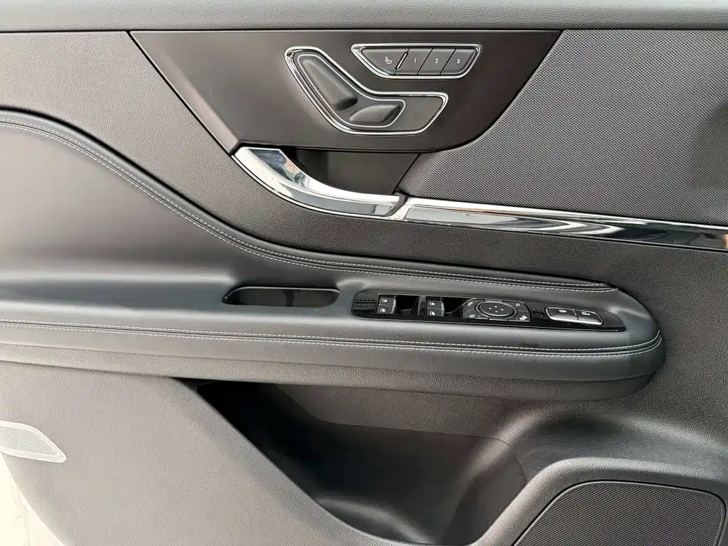 Lincoln Corsair 2025 — фото 16