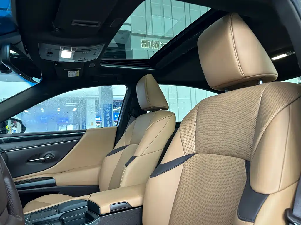 Lexus ES 2018 — фото 13