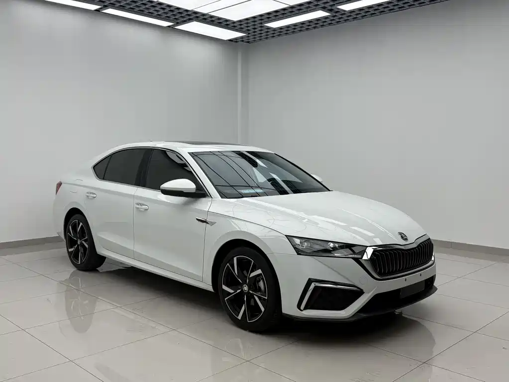Skoda Octavia 2023 — фото 3