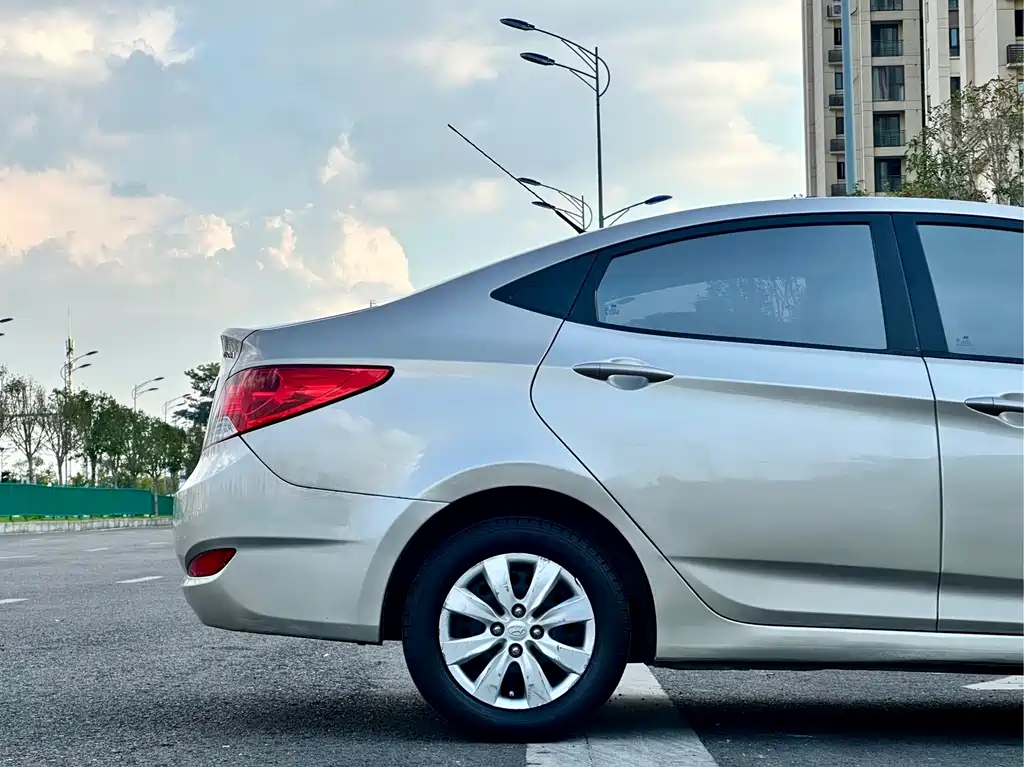 Hyundai Accent 2012 — фото 11