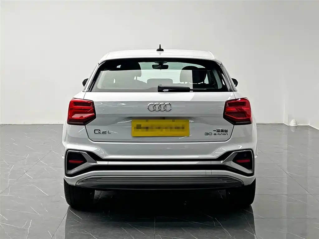 Audi Q2L e-tron 2022 — фото 5