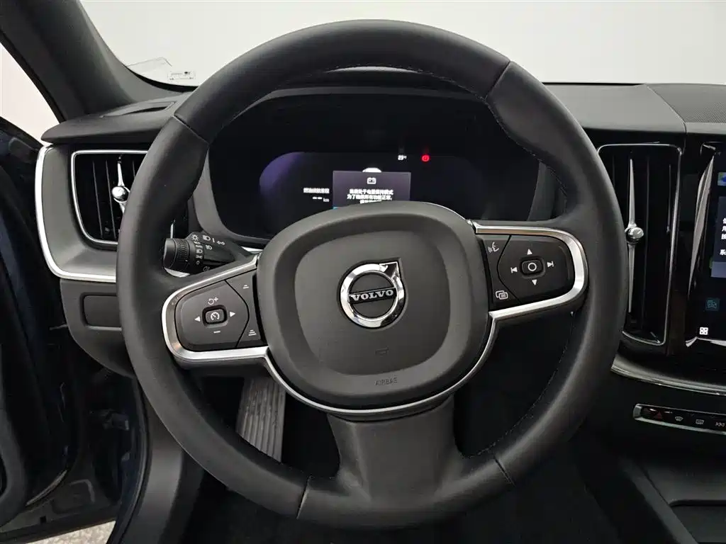 Volvo XC60 2023 — фото 11