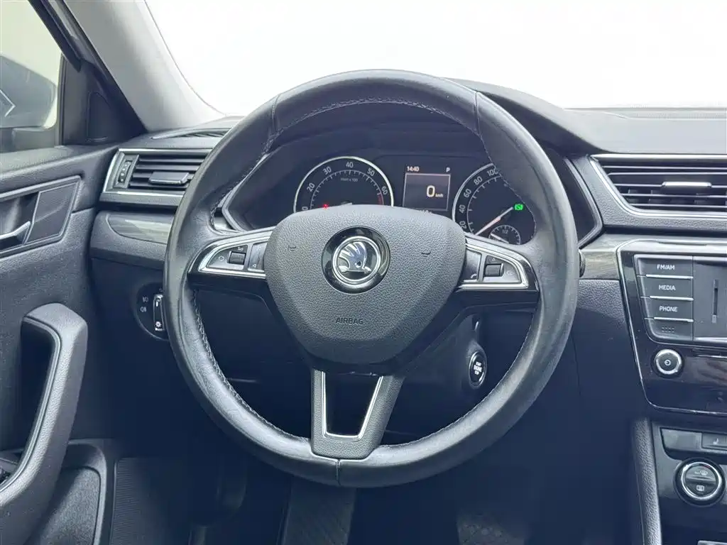 Skoda Superb 2017 — фото 13