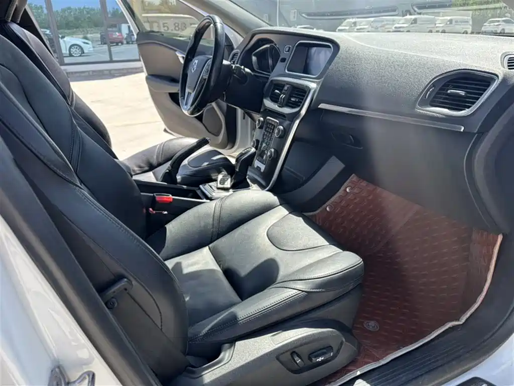 Volvo V40 2015 — фото 12